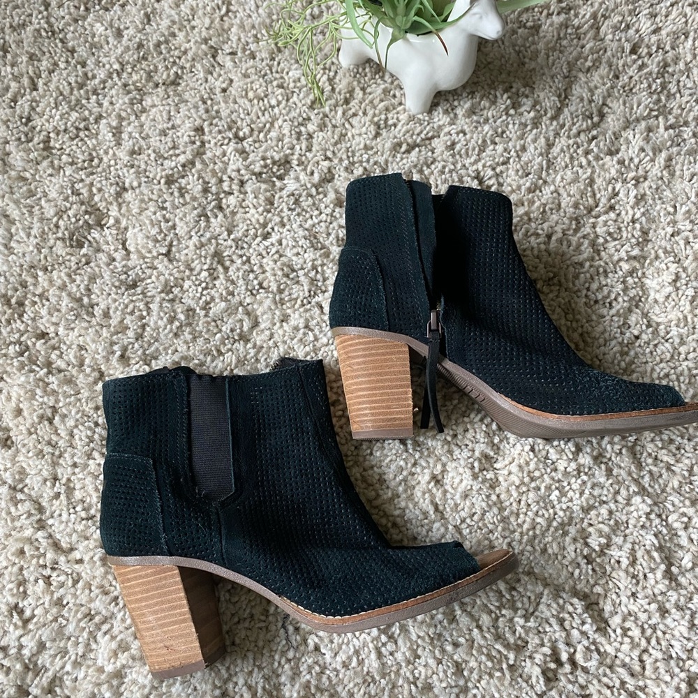 Toms wooden heeled wedges with toe show.
Super cute high-end for a night…